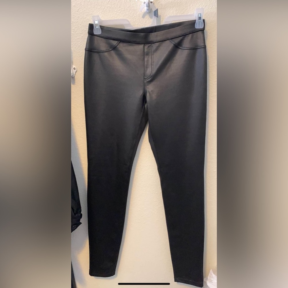 Like new Hue leatherette leggings Sz M